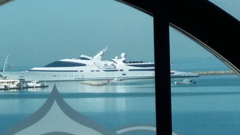 El lujoso yate Yas atracado en el puerto del hotel Emirates Palace. (EL CORREO)
