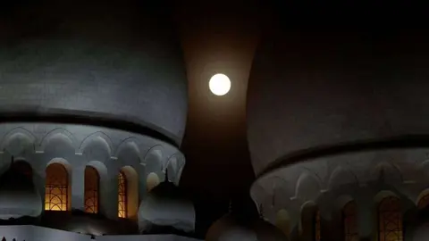 En la imagen de Reuters, la luna en la Gran Mezquita de Abu Dhabi.