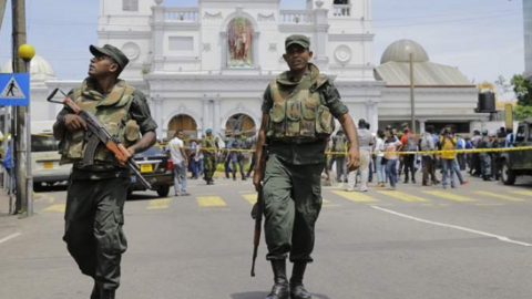 En la imagen de AP, fuerzas armadas de Sri Lanka ante una de las iglesias atacadas.