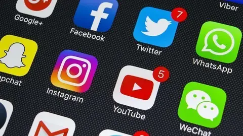 Redes sociales en un teléfono móvil. (Fuente externa)
