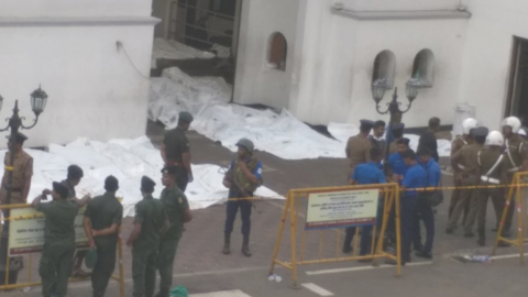 Cadáveres en una de las iglesias atacadas en Colombo. (Reuters)