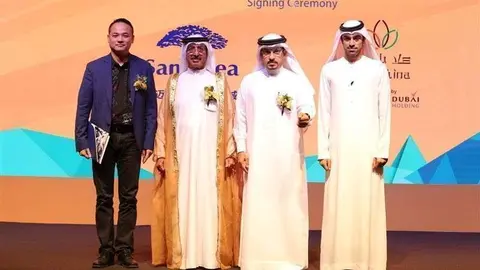 Una imagen de los firmantes del contrato para el nuevo centro comercial de Dubai.