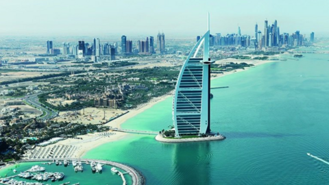 Hotel Burj Al Arab en la costa de Dubai.