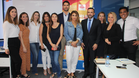 Foto de grupo de los participantes en el Día Internacional del Libro de la UCAM Dubai. (ELCORREO)