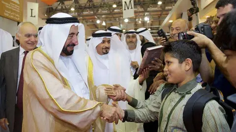 Sultán Al Qasimi saluda a un niño durante su visita a la feria este miércoles. (Cedida)