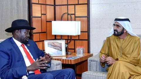 El gobernante de Dubai con el presidente de Sudán del Sur.