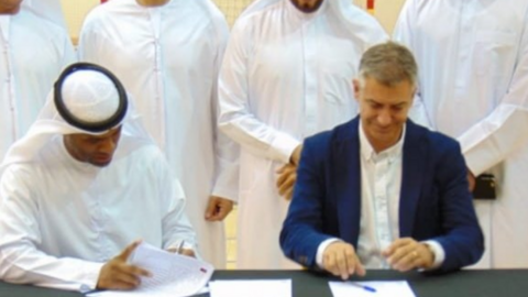 Un momento de la firma del contrato del entrenador español.