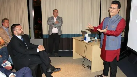 De izquierda a derecha, Santiago Jiménez, Mariano Andrés y el presentador Tandon. (ELCORREO)