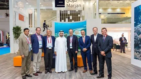 Representantes de la cadena española, encabezados por Simón Pedro Barceló, en el centro, junto a Abdullah Al Abdooli, CEO de la constructora Marjan.