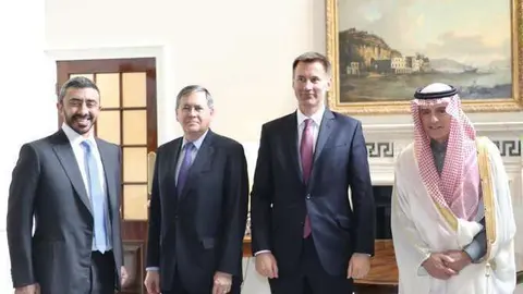 El ministro de Asuntos Exteriores de EAU junto con representantes de Arabia Saudita, Reino Unido y Estados Unidos durante la reunión sobre la situación en Yemen. 