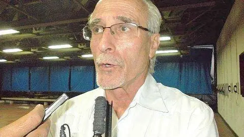 El embajador del Uruguay en Cuba, Eduardo Lorier Sandro, ofrece unas declaraciones. (Sergio Martínez / EL CORREO)