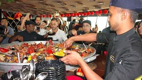 La paella era para más de 150 personas y se servía a la mesa. (ELCORREO)