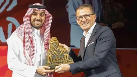 En la imagen de EFE, el príncipe Abdulaziz bin Turki Al Faisal Al Saud (i), presidente de la autoridad general de deportes, durante la presentación del rally Dakar 2020, este jueves en Al Qiddiya (Arabia Saudita). 