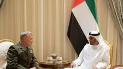 El príncipe heredero de Abu Dhabi y el general Kenneth F. Mckenzie.