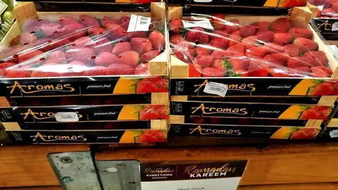 Los fresones de Huelva están disponibles en los estantes de los supermercados de Dubai para felicitar el Ramadán. (EL CORREO)