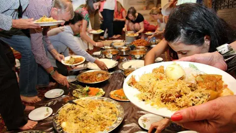 Turistas participan en un iftar tradicional durante Ramadán en la zona del viejo Dubai. (R. Pérez)