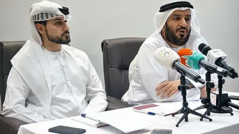 Mohamed Jalal Al Rayssi, director ejecutivo de WAM -derecha-, e Ibrahim Shukralla, durante la rueda de prensa. (Marta del Olmo / EL CORREO)