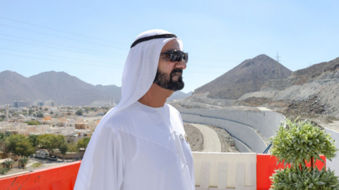 La Ofician de Medios de Dubai distribuyo la imagen del gobernante de Dubai en Fujairah.