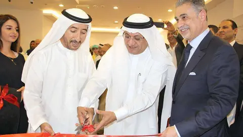 De izquierda a derecha el jeque Butti bin Maktoum, de la familia real de Dubai, Hamaid Mohammad Al Qatamy y Hani Sakla cortan la cinta. (ELCORREO)