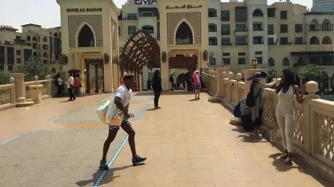 Visitantes en el puente de acceso a Souk al Bahar en Dubai. (EL CORREO)