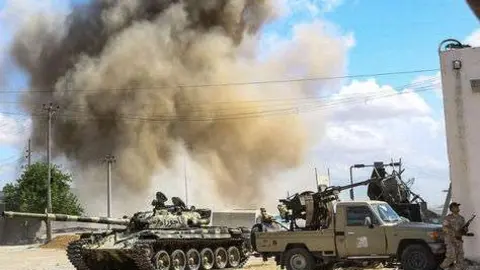 En la imagen de AFP, combates en la capital de Libia.