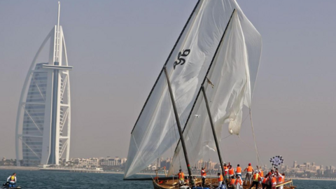 El velero 96 propiedad del jeque Hamdan ganó la regata. (AFP)
