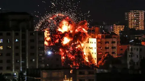 Una explosión entre unos edificios en Gaza (Mahmud Hams / AFP)