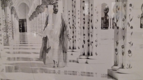Imagen del fundador de EAU en la Gran Mezquita de Abu Dhabi. (EL CORREO)