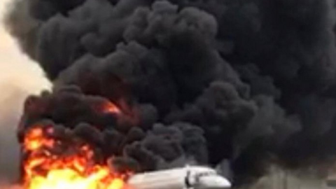 una imagen del avión siniestrado en el aeropuerto de Moscú.
