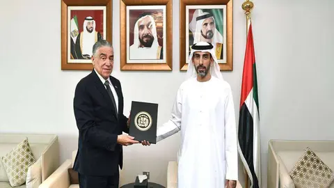 El embajador de República Dominicana entrega credenciales en el Ministerio de Relaciones Exteriores en EAU.