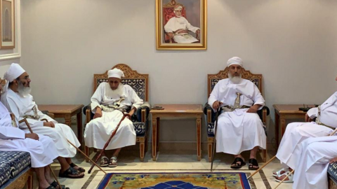 Sheikh Ahmed bin Hamad al-Khalili, muftí general de sultanato de Omán junto a otros religiosos.