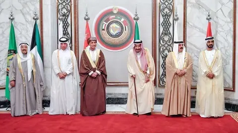 Foto de familia de los líderes del Consejo de Cooperación de Golfo durante la cumbre que se celebra en Riad. (EL CORREO)