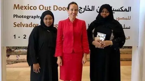 En el centro de la imagen la embajadora de México en EAU, Francisca Méndez, durante la exposición en Umm Al Quwain.