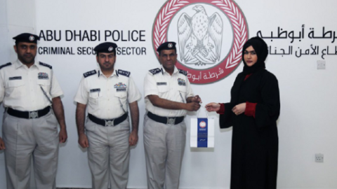 La Policía de Abu Dhabi entregó un obsequio a una de las hermanas por su honestidad.