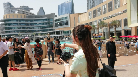 Turistas chinos en la Plaza de la Fuente de Dubai. (EL CORREO)