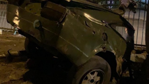 La Policía de Abu Dhabi difundió la imagen de uno de los vehículos involucrado en el siniestro.