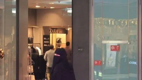 Una mujer árabe en un centro comercial de Dubai (EL CORREO).