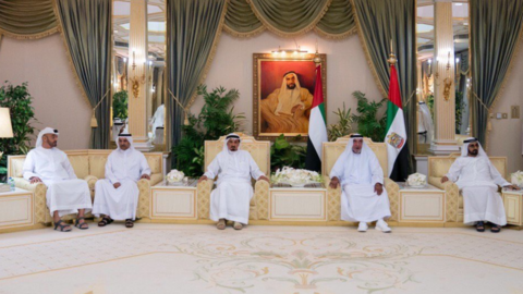 El presidente de Emiratos Árabes en el centro de la imagen.