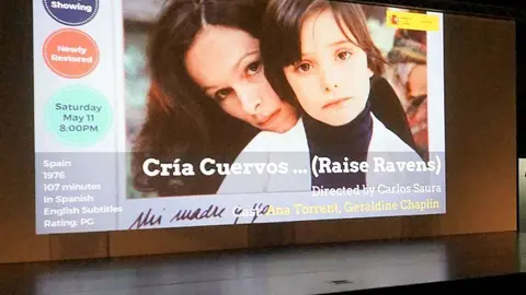 Proyección de 'Cría cuervos' en el Centro Manarat Al Saadiyat de Abu Dhabi. (Marta del Olmo / EL CORREO)