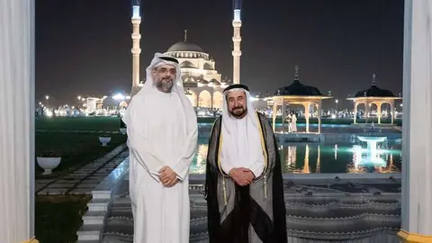 El gobernante de Sharjah, a la derecha de la imagen, delante de la nueva mezquita.