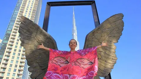 La embajadora de México en EAU, Francisca E. Méndez, posa ante la escultura de las ‘Alas de México’, instalada ante el Burj Khalifa en el 'dowtown' de Dubai. (EL CORREO)