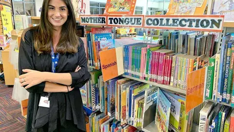 La profesora de español Elena Guerrero en la biblioteca de GEMS World Academy. (ELCORREO)