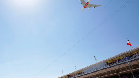 El A380 de Emirates en el circuito de Montmeló de Barcelona.