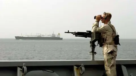 Militar de EEUU en operación de vigilancia en la entrada del Golfo Arábigo. (Wikimedia)