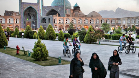 Mujeres y ciclistas en Irán.