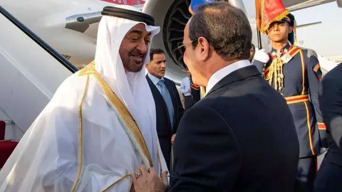 El príncipe heredero de Abu Dhabi en el Aeropuerto de El Cairo junto al presidente de Egipto.