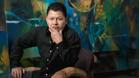 El pintor colombiano Carlos Jacanamijoy, en su estudio de Bogotá. (EL CORREO)