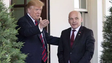 A la izquierda de la imagen el presidente de EEUU junto al presidente de Suiza.
