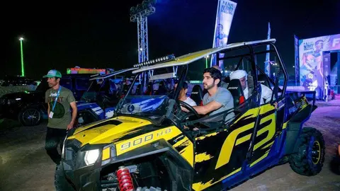 El jeque Hamdan llegó conduciendo su propio vehículo.