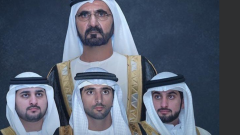 El gobernante de Dubai junto a sus tres hijos recién casados.